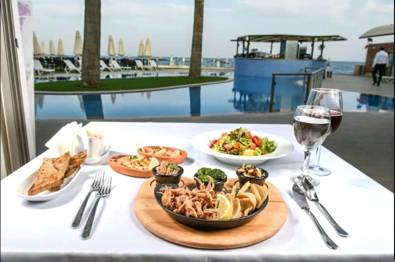 Mimoza Beachfront Hotel & Restaurant ฟามากุสต้า ภายนอก รูปภาพ